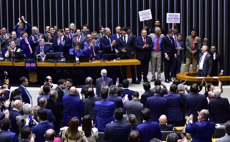 Reforma tributária é aprovada na Câmara e vai ao Senado