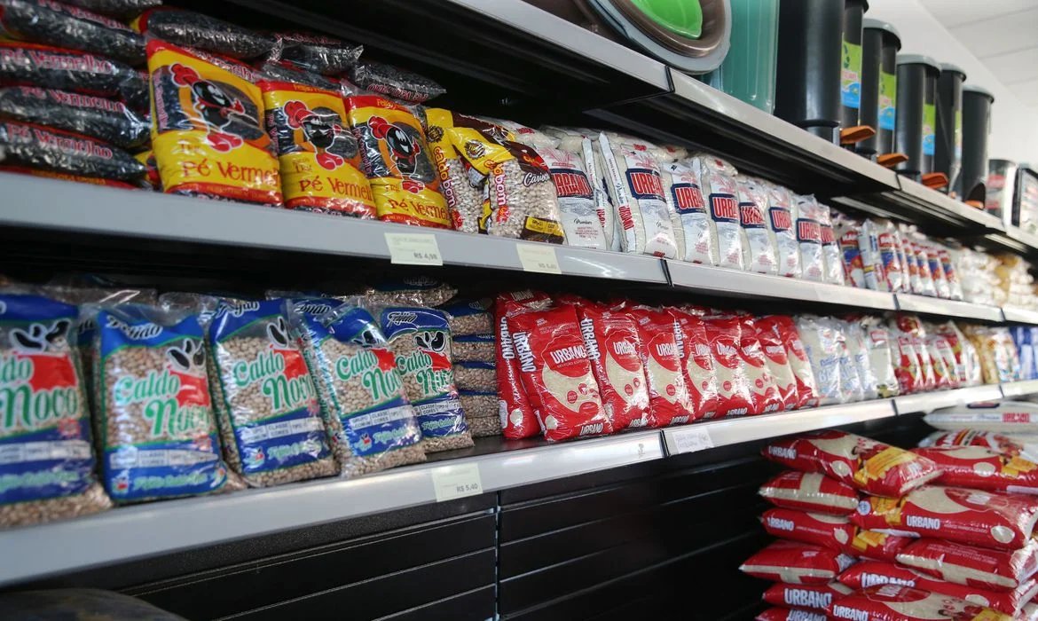 Reforma tributária pode onerar alimentos básicos, alerta especialista