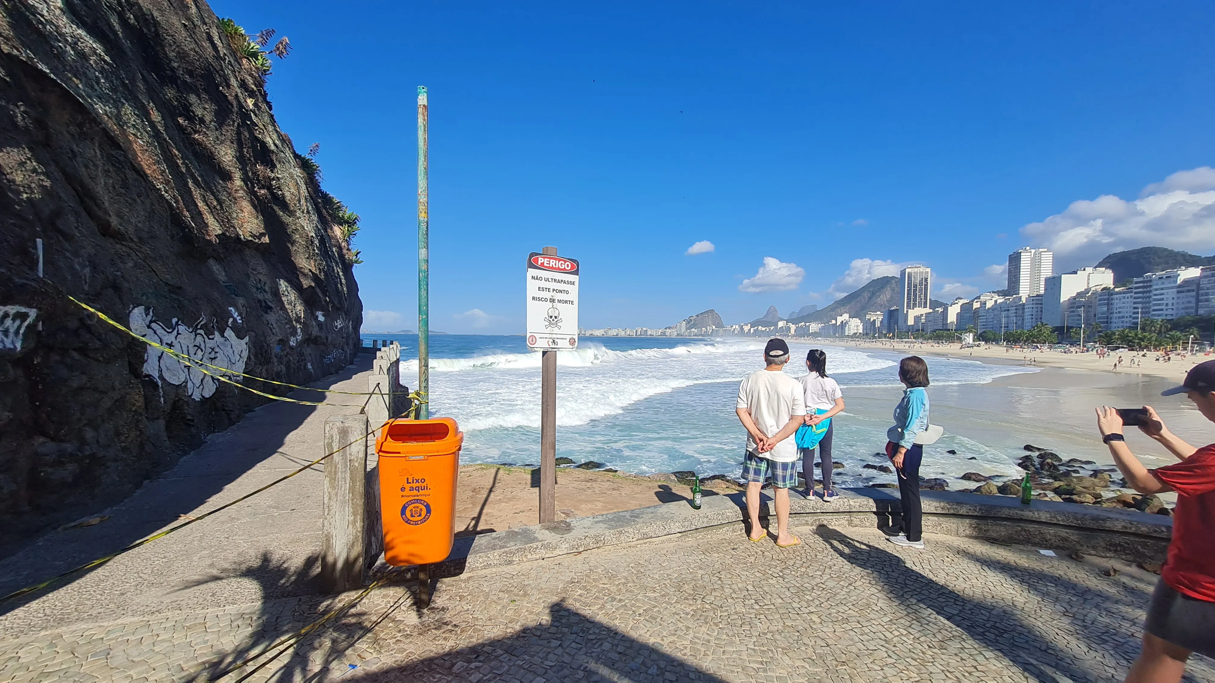 Ressaca do mar causa interdição do Caminho dos Pescadores no Leme