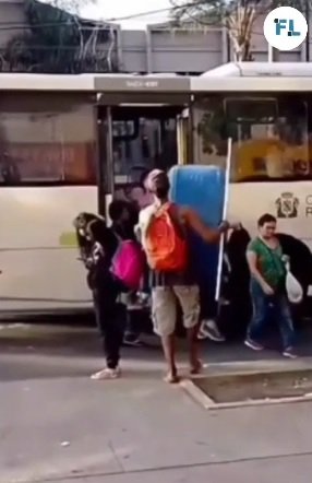 Rio: Ônibus faz "frete grátis" de Caixa d'água