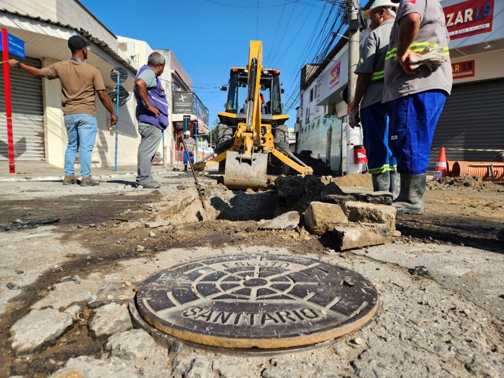 Sanemar realiza reparo de rede no Centro