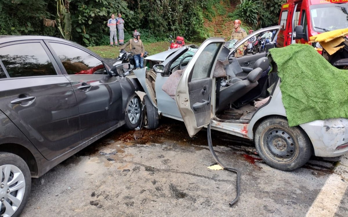 Sete pessoas ficam feridas em acidente na RJ-160
