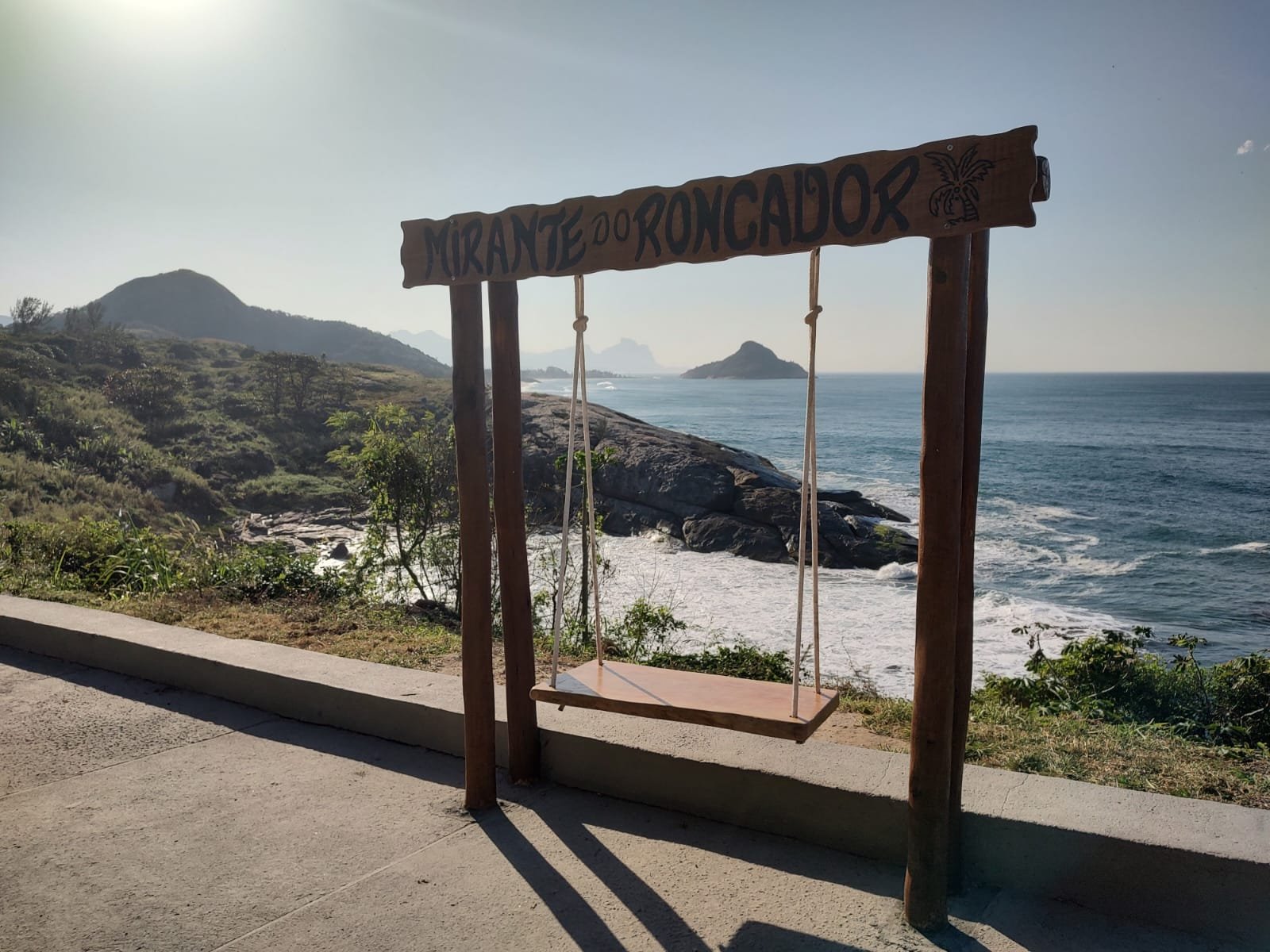 Subprefeitura da Barra e Comlurb inauguram novo balanço em espaço instagramável no Mirante do Roncador