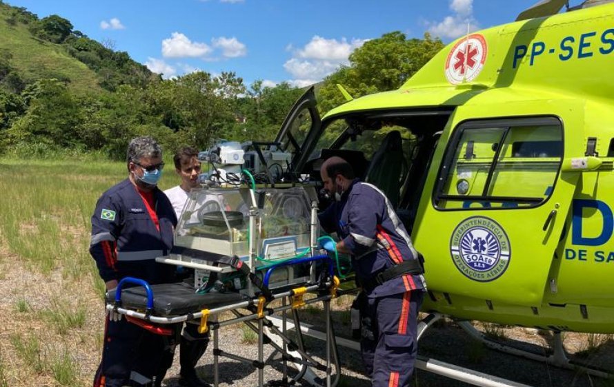 Transporte aéreo amplia equipe com médicos e enfermeiros treinados