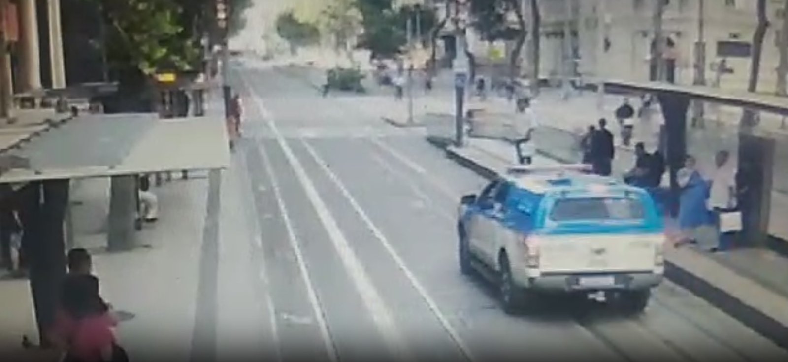Vídeo registra grave acidente envolvendo viatura da polícia e caminhão