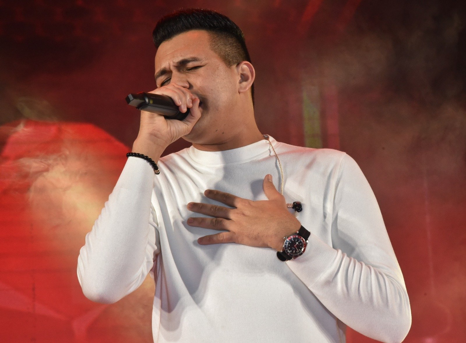 Vitor Fernandes fecha com chave de ouro o Arraiá de Maricá 2023
