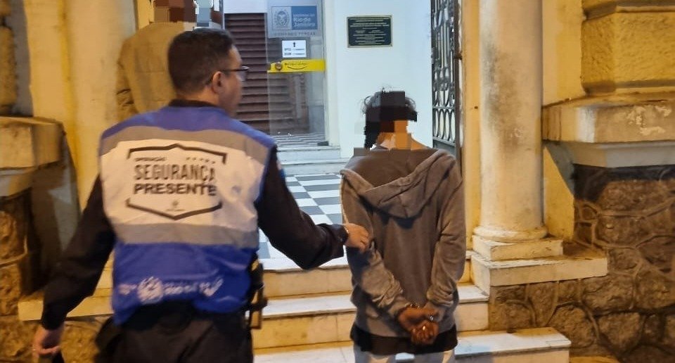 Um ladrão foi preso duas vezes, no mesmo dia, em Niterói. O caso aconteceu nesta terça-feira (18).