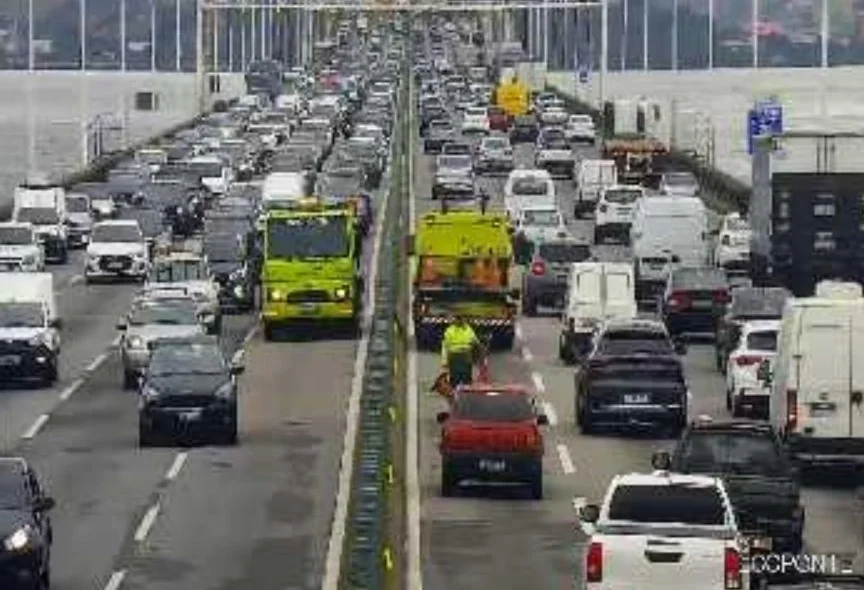 Acidente interdita faixas da Ponte