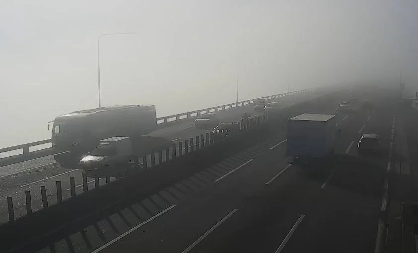 Ponte amanhece com neblina