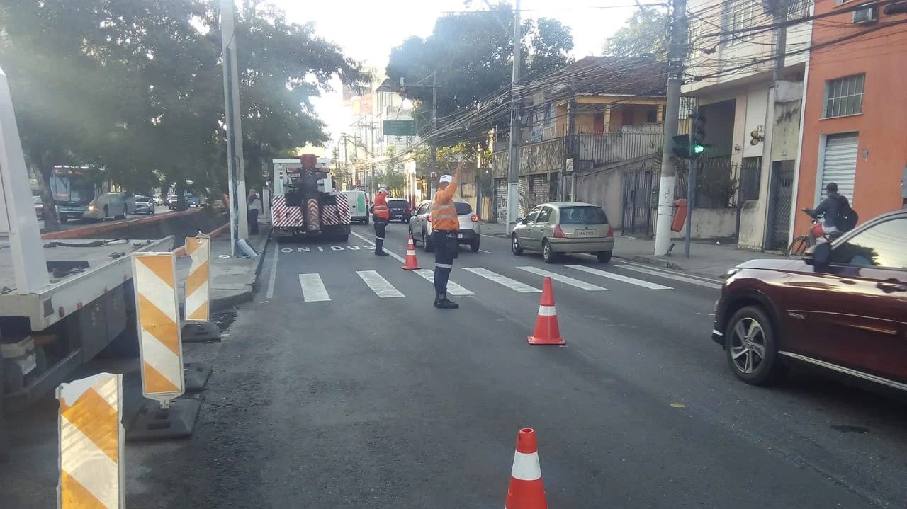 Carro capota e cai no valão da Alameda
