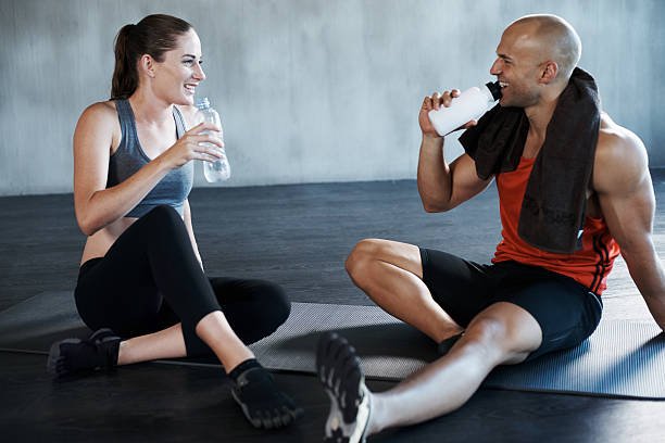 Shot of a young man and woman sitting on the floor in gym gearhttp://195.154.178.81/DATA/i_collage/pi/shoots/783431.jpg