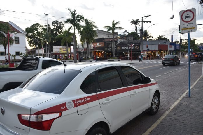 Taxistas começam a fazer cadastro para usar o aplicativo MumbuCar