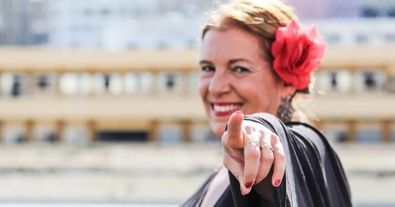 Valerie Lu canta sucessos de Edith Piaf em Niterói