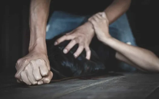 Acusado de estupro casa na cadeia