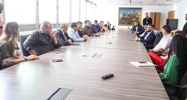 Alerj recebe prefeitos do interior fluminense
