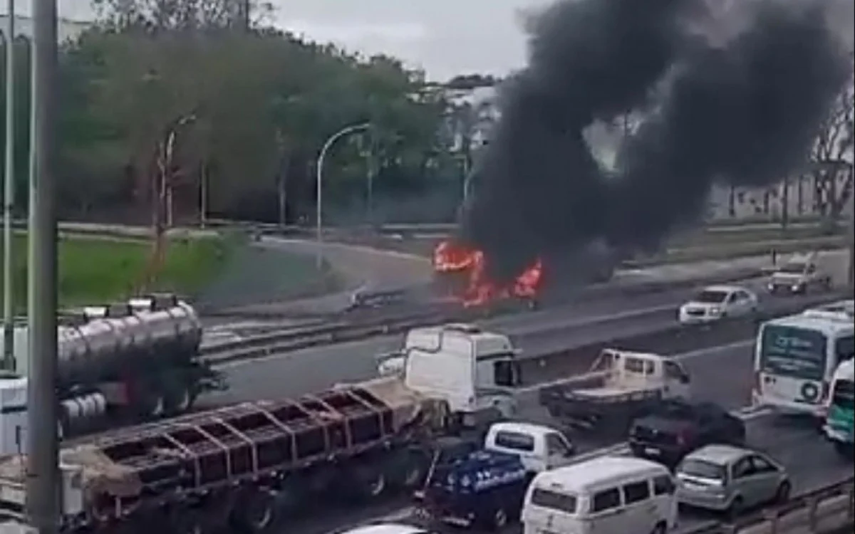 Caminhão de combustível pega fogo na Rodovia Washington Luiz