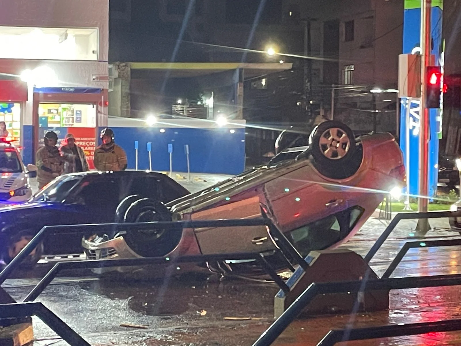 Campos: Carro capota em frete ao Shopping Avenida 28