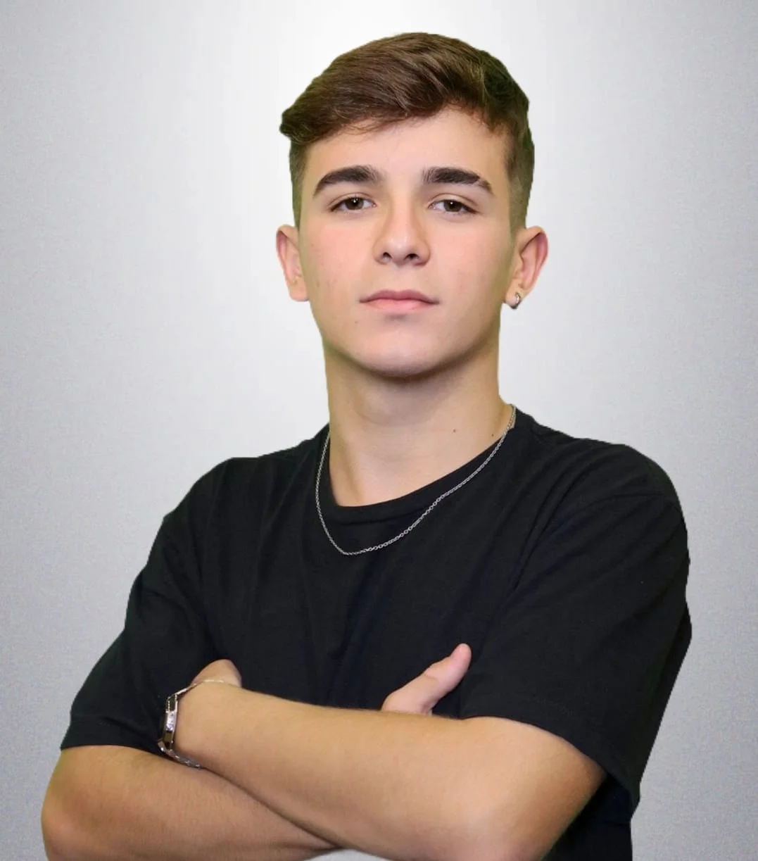 Cantor de 15 anos busca espaço na música