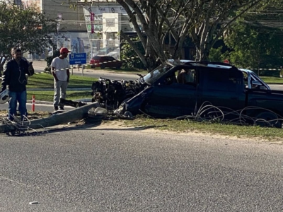 Carro atinge poste na RJ-106 em Araruama