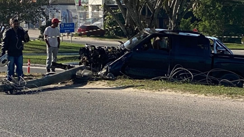 Carro atinge poste na RJ-106 em Araruama