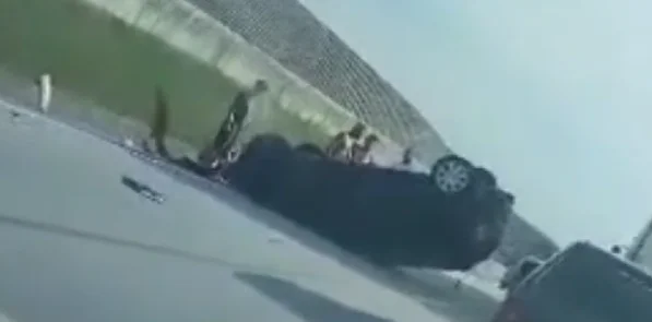 Carro capota em Rio Bonito