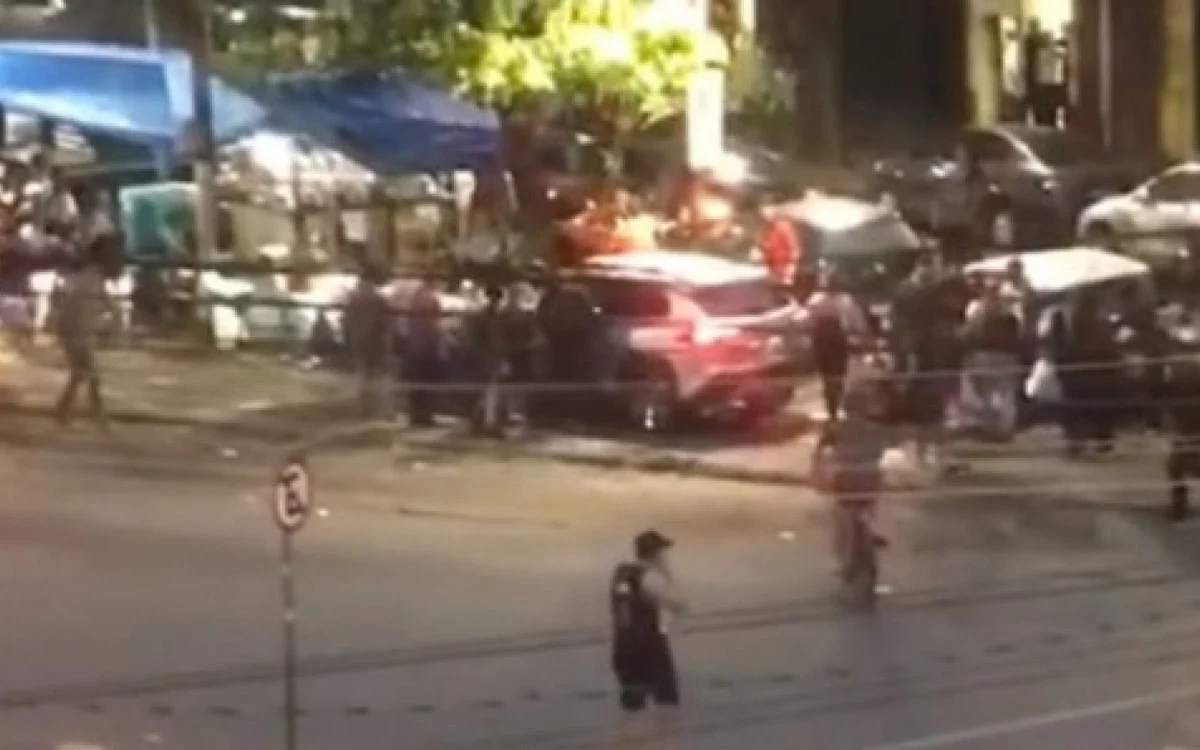 Carro invade ponto de ônibus e atropela cinco pessoas na Tijuca