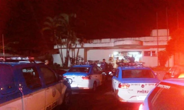 Casal é preso por usar cartão encontrado em carteira