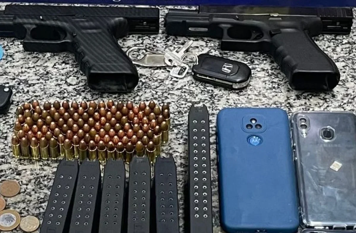 Dois homens são presos em Guaratiba com armas e carro roubado