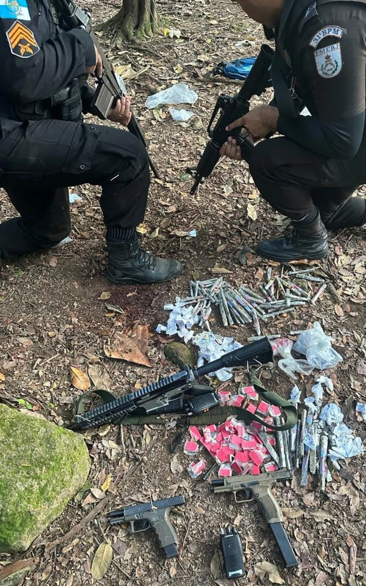 Dois suspeitos mortos e um preso em confronto com a PM