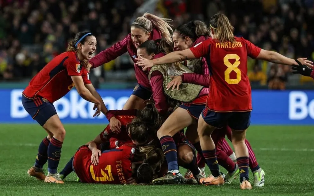 Espanha e Inglaterra duelam na final da Copa do Mundo