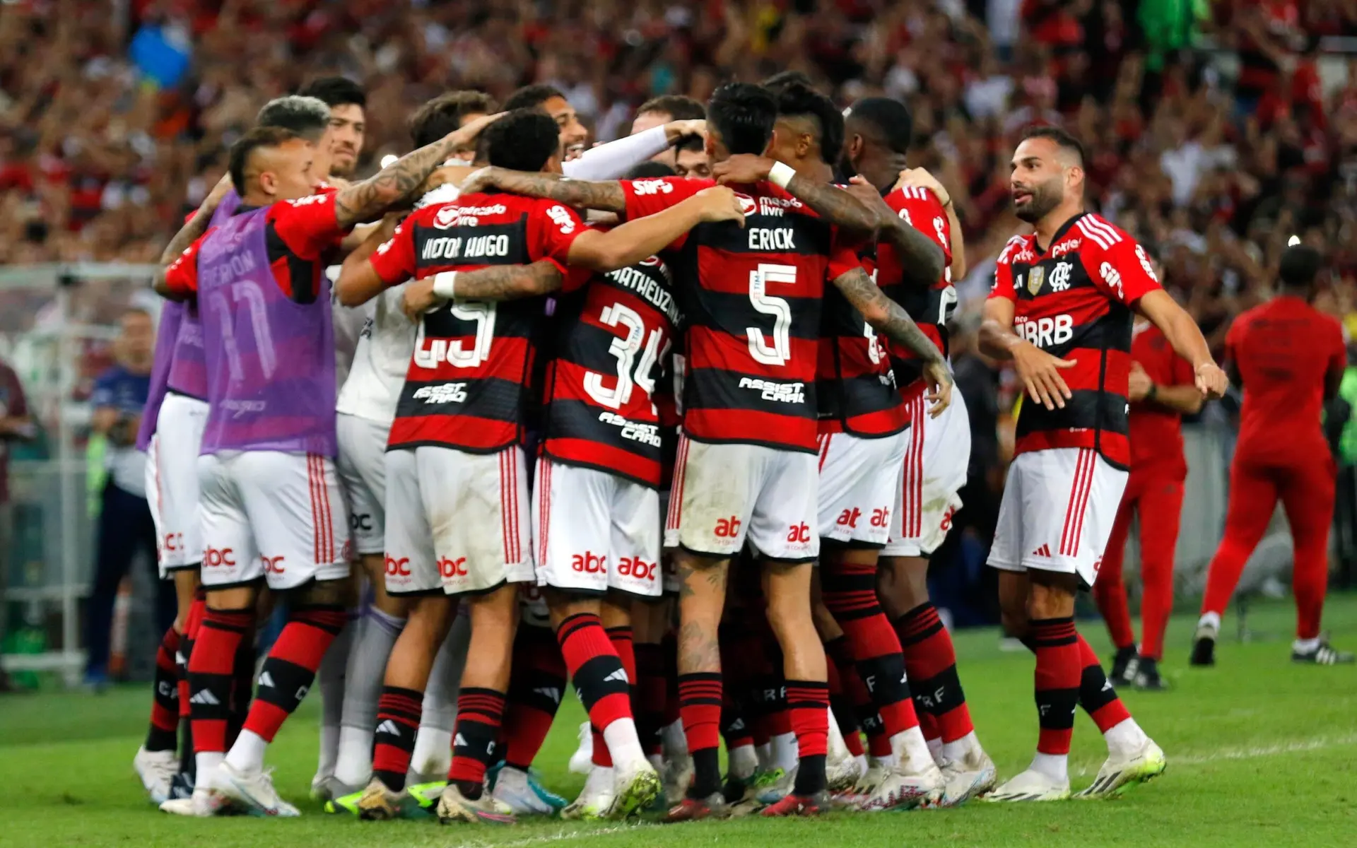 Flamengo e Corinthians duelam pelo Brasileirão
