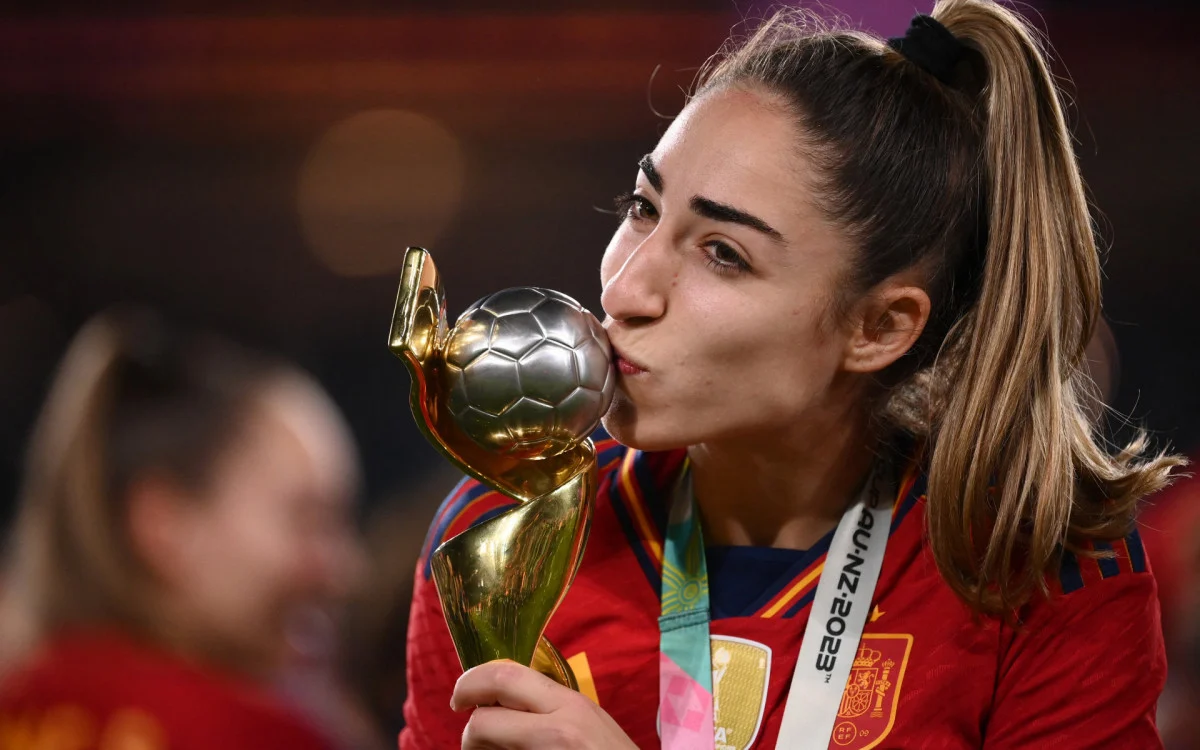 Heroína da Espanha ganha título da Copa do Mundo, mas descobre morte do pai