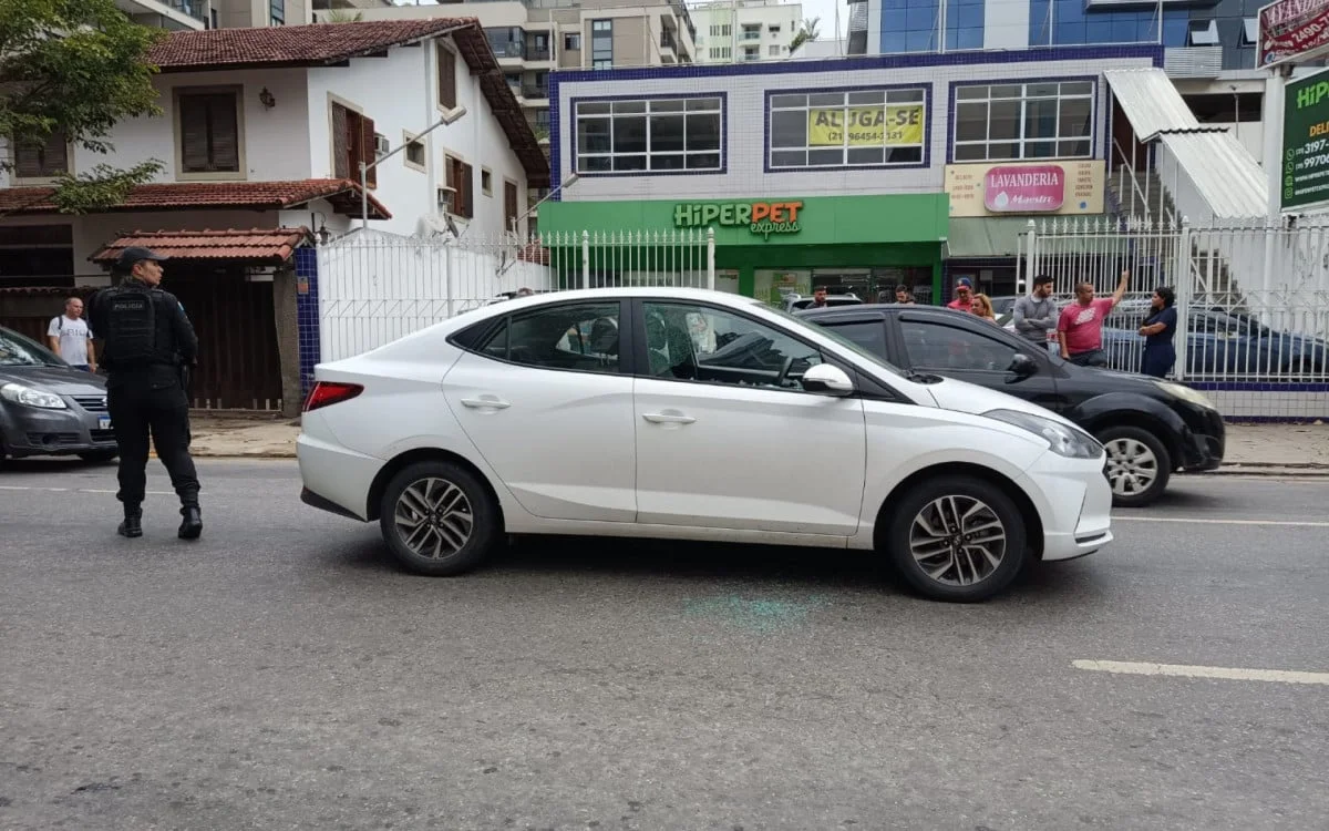 Homem é baleado dentro do próprio carro