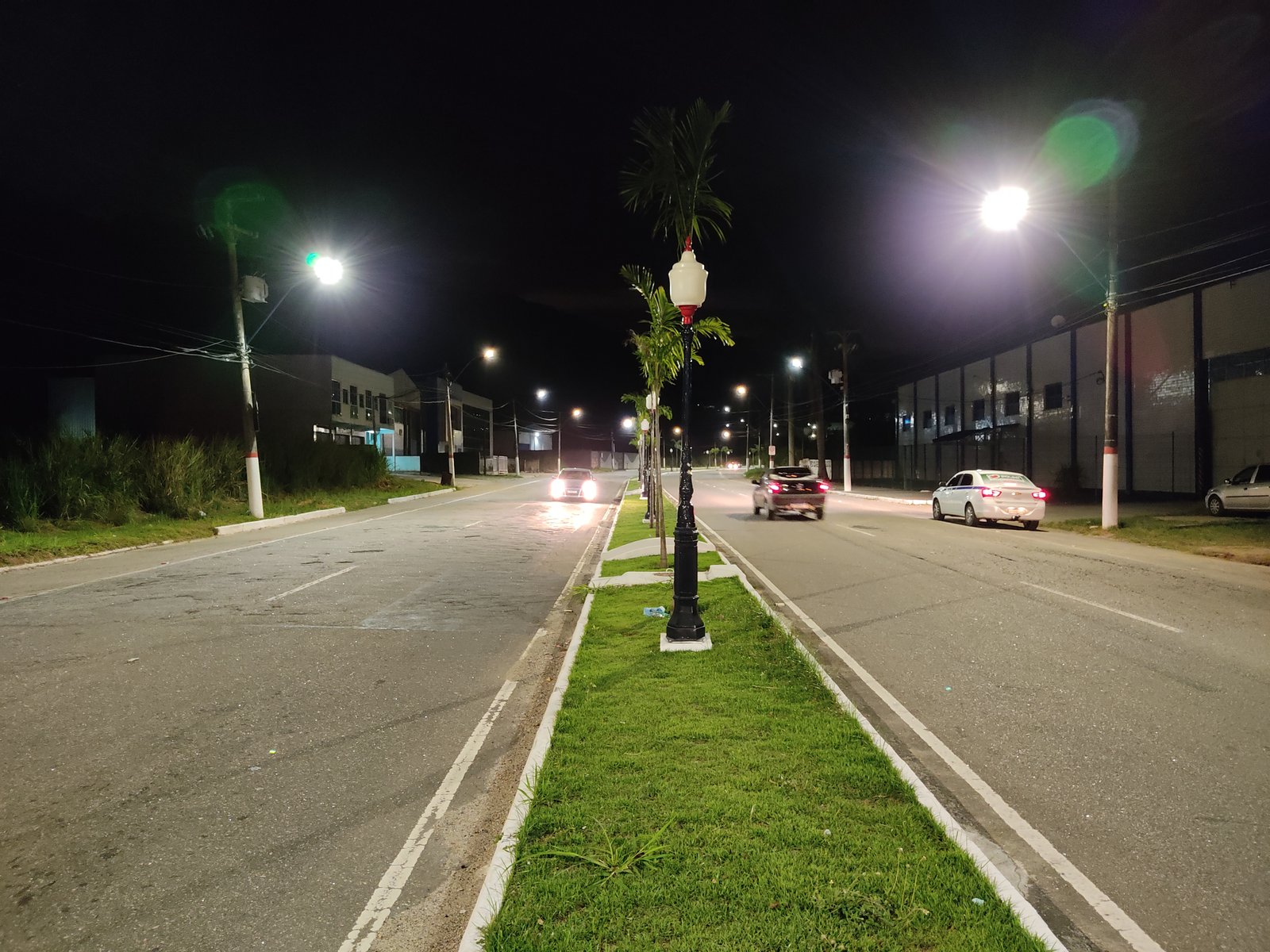 Avenida Maysa, em Maricá, recebe modernização da iluminação