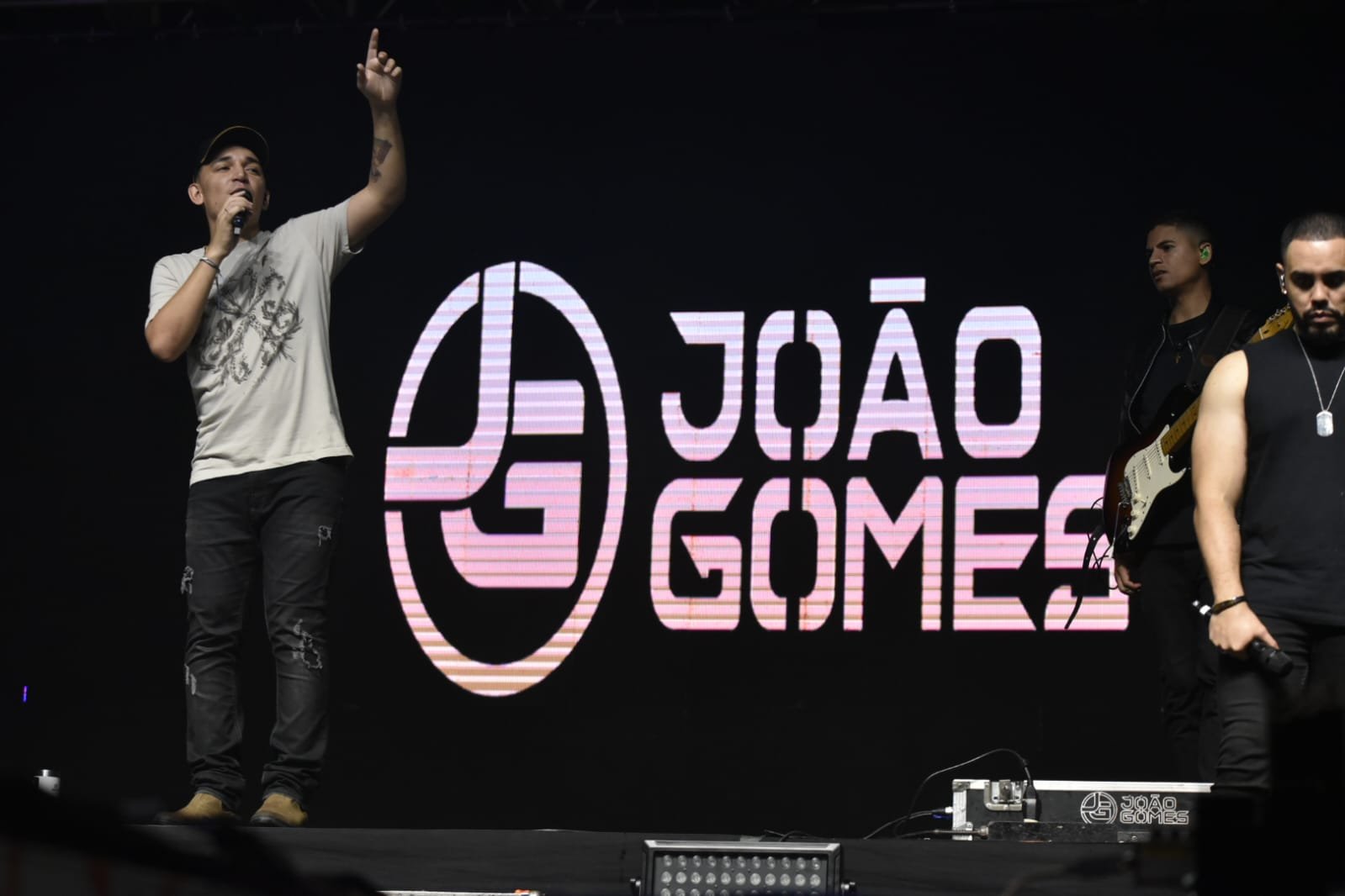 João Gomes faz show na chuva na Festa da Padroeira em Maricá