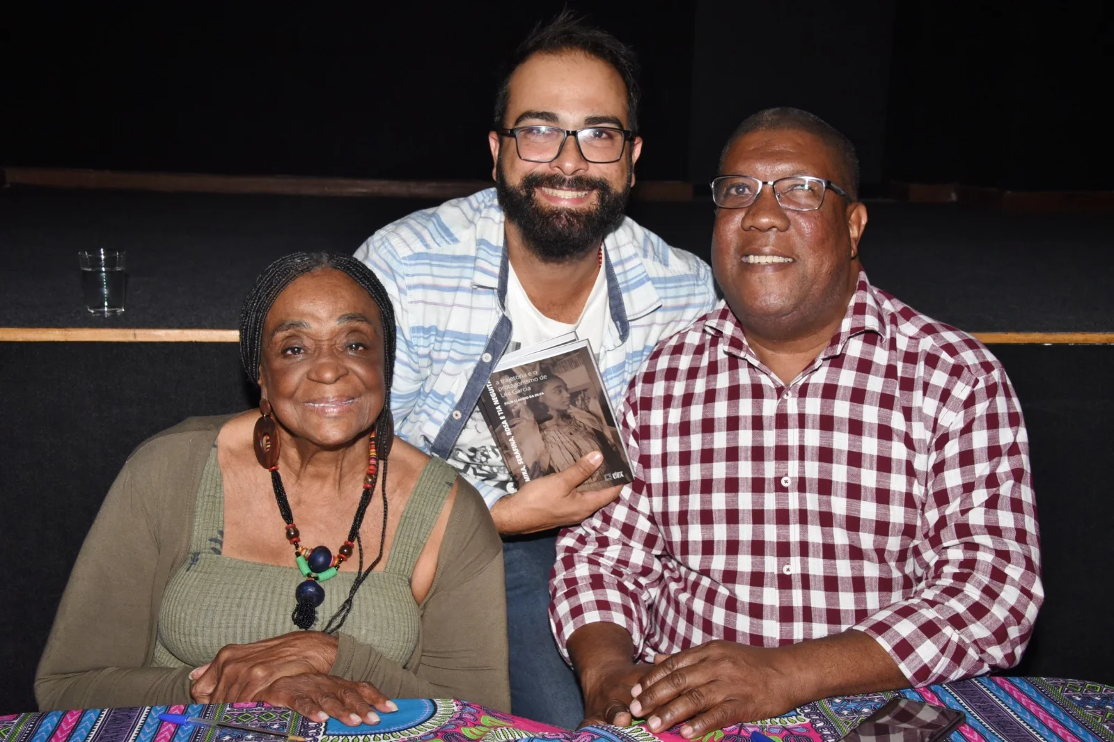 Léa Garcia se emociona em noite de autógrafos em Maricá