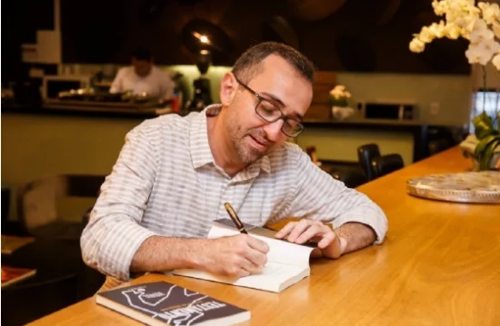 Escritor Marcelo Brandão Mattos lança livro neste domingo em Niterói