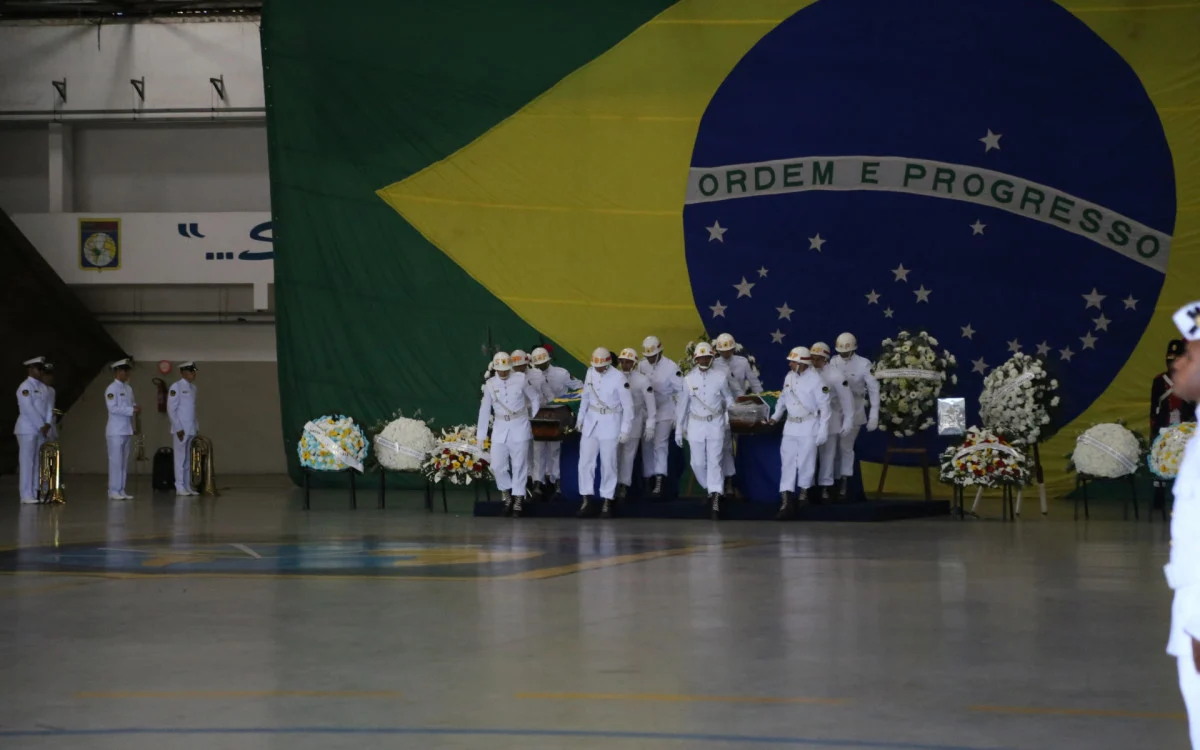 Marinha presta homenagens aos militares mortos em acidente de helicóptero