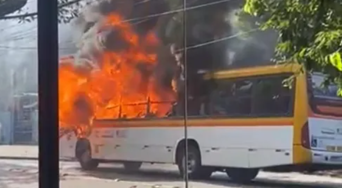 Menina de 5 anos e adolescente baleados; protestos deixam ônibus incendiados