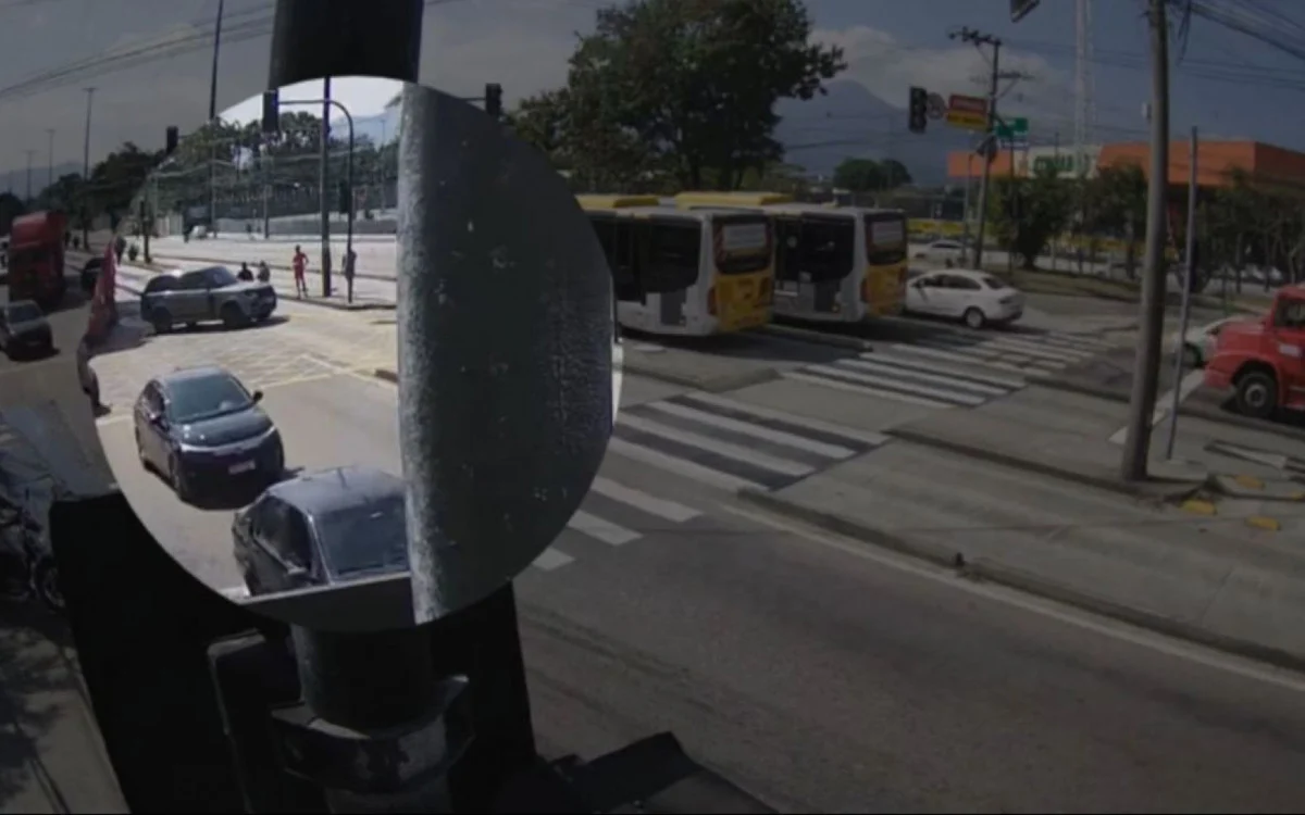 Motorista foge do local após causar acidente com ônibus BRT