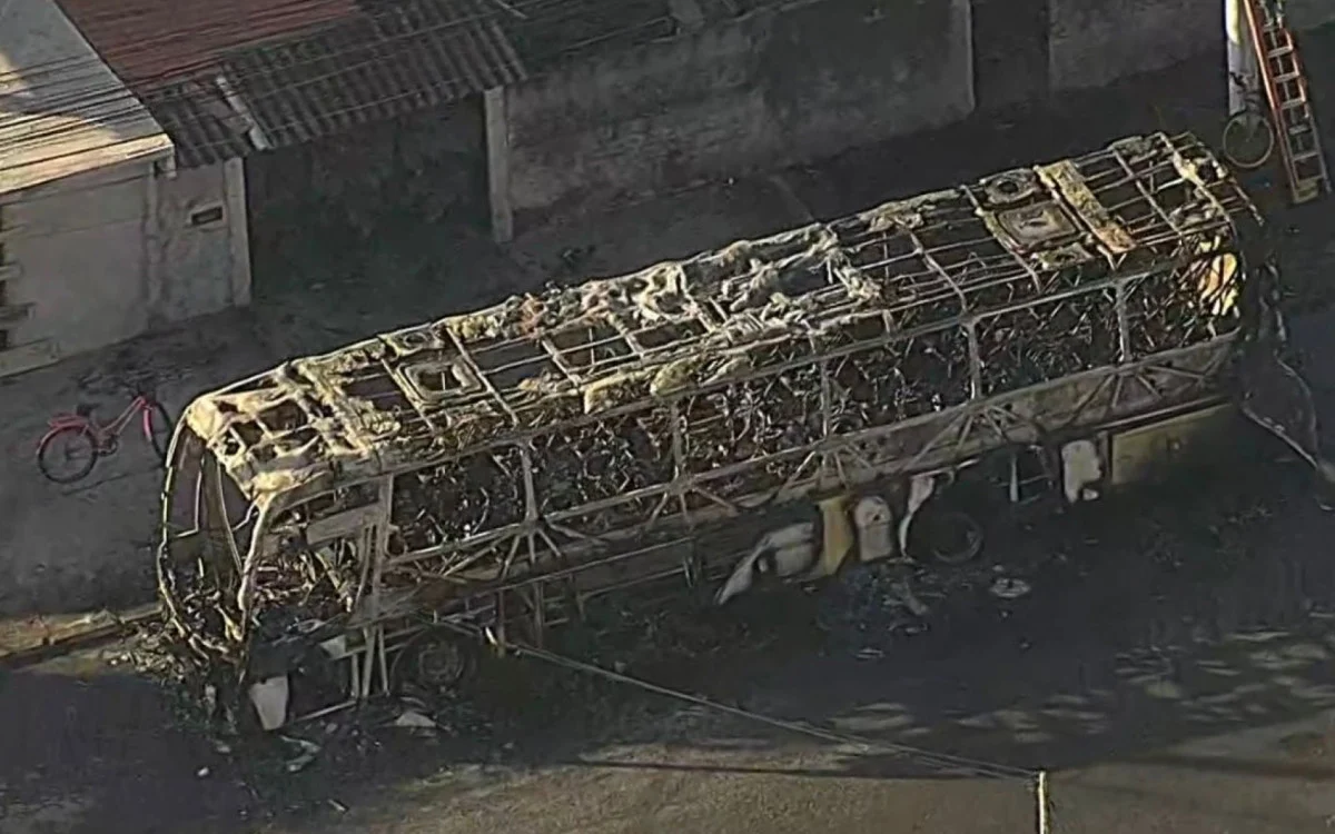 Ônibus pega fogo em Caxias
