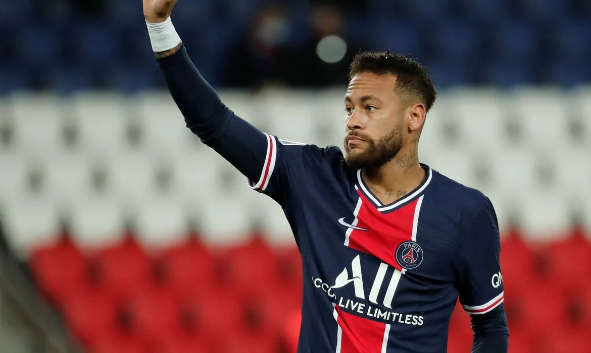 Pai de Neymar nega que o filho tenha pedido para sair do PSG
