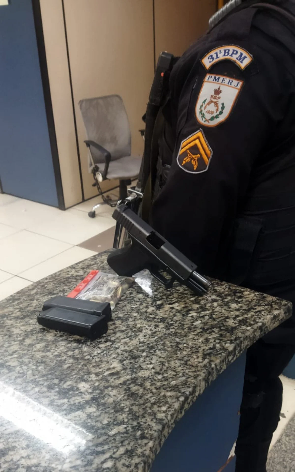 Polícia prende homem com arma na Muzema