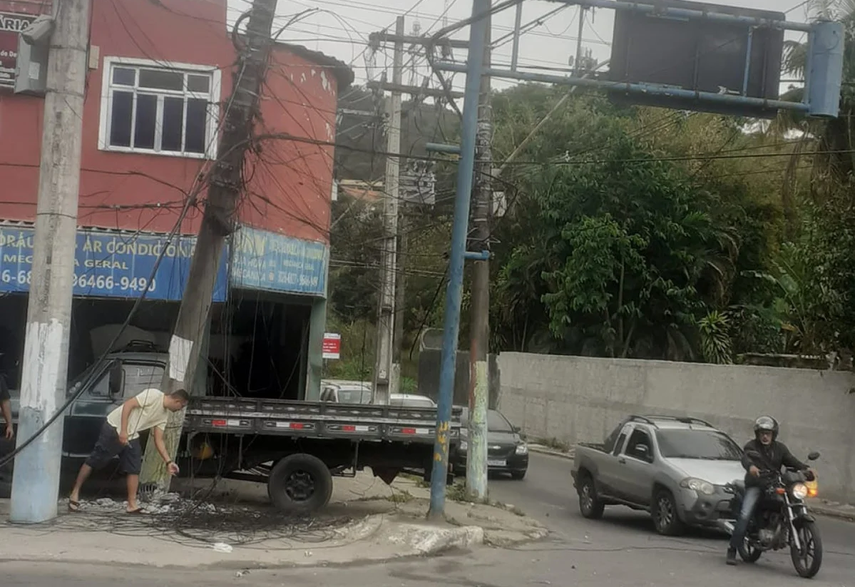 Poste quase caindo em São Gonçalo pode provocar acidente