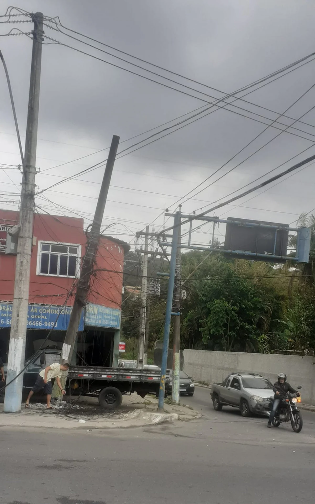 Poste quase caindo em São Gonçalo pode provocar acidente
