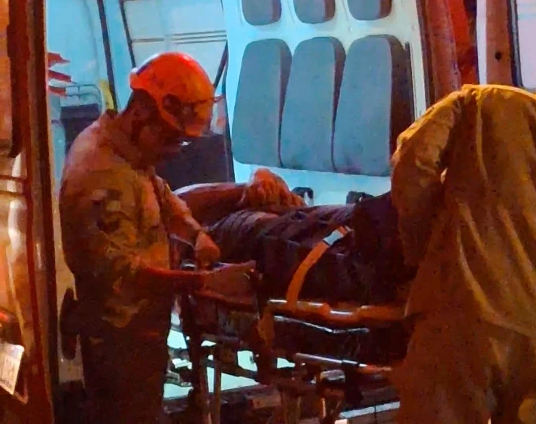 Região Oceânica: moto colide em carro; bombeiros socorrem condutores