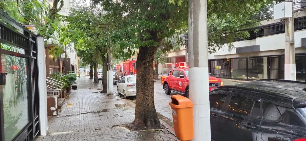 Retroescavadeira da Águas de Niterói atinge tubulação de gás em Icaraí
