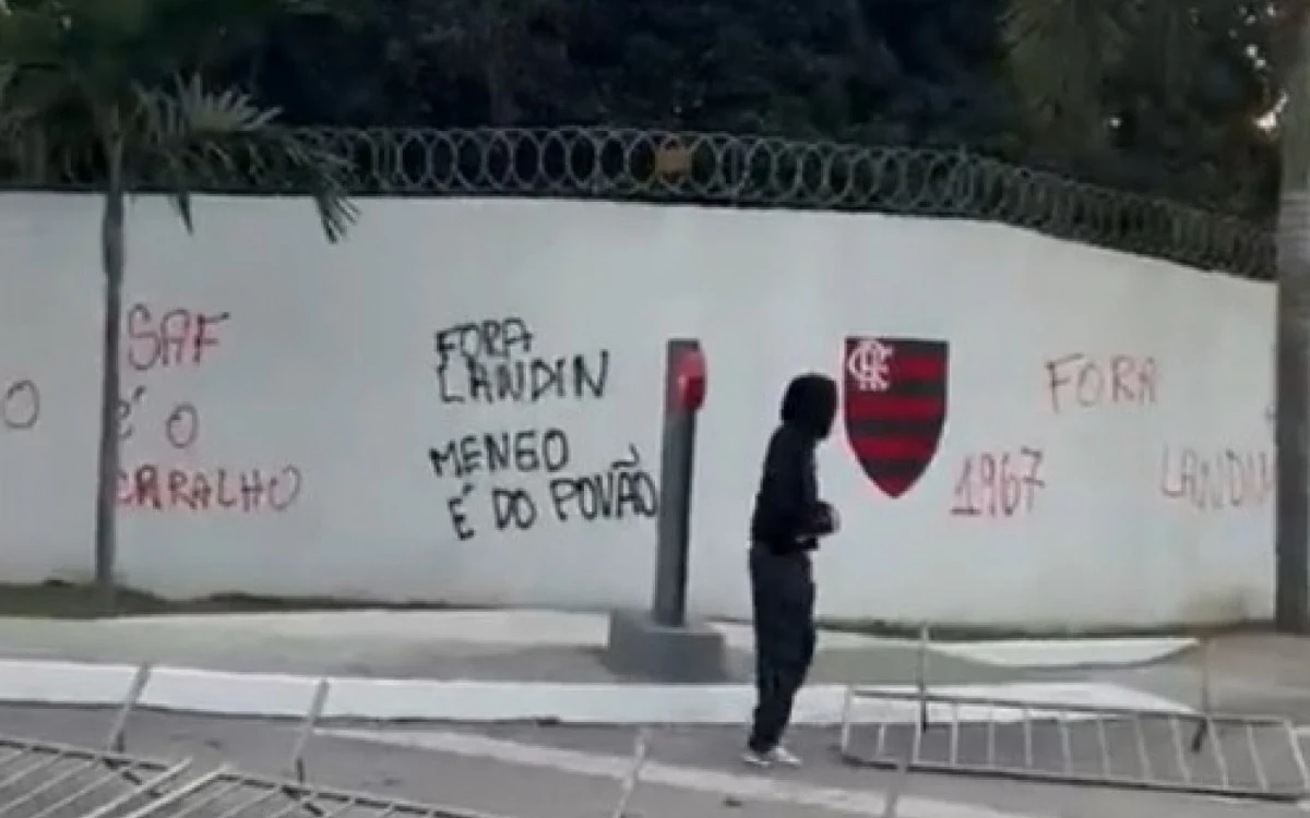 Torcedores do Flamengo fazem protesto contra a diretoria