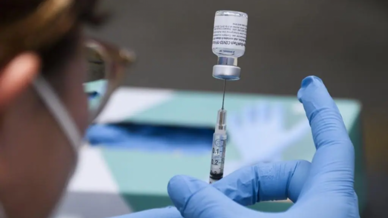 Escolas de São Paulo começam vacinação contra dengue