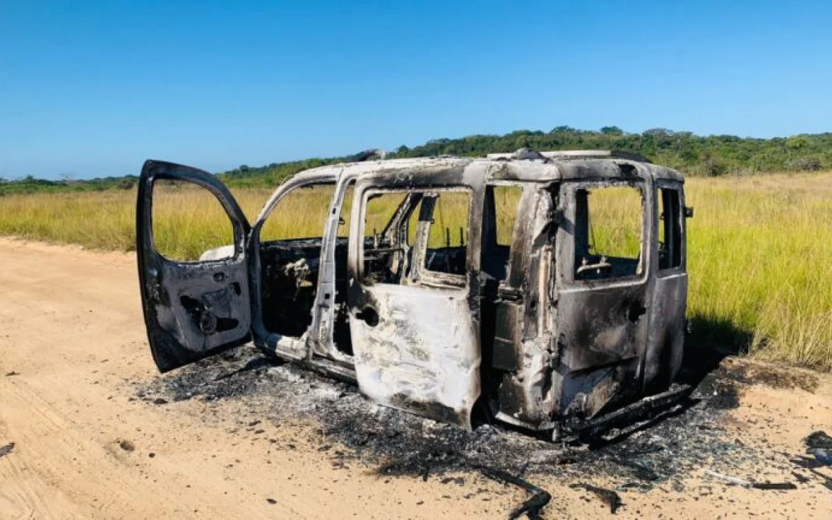 Um veículo roubado é encontrado queimado em Maricá